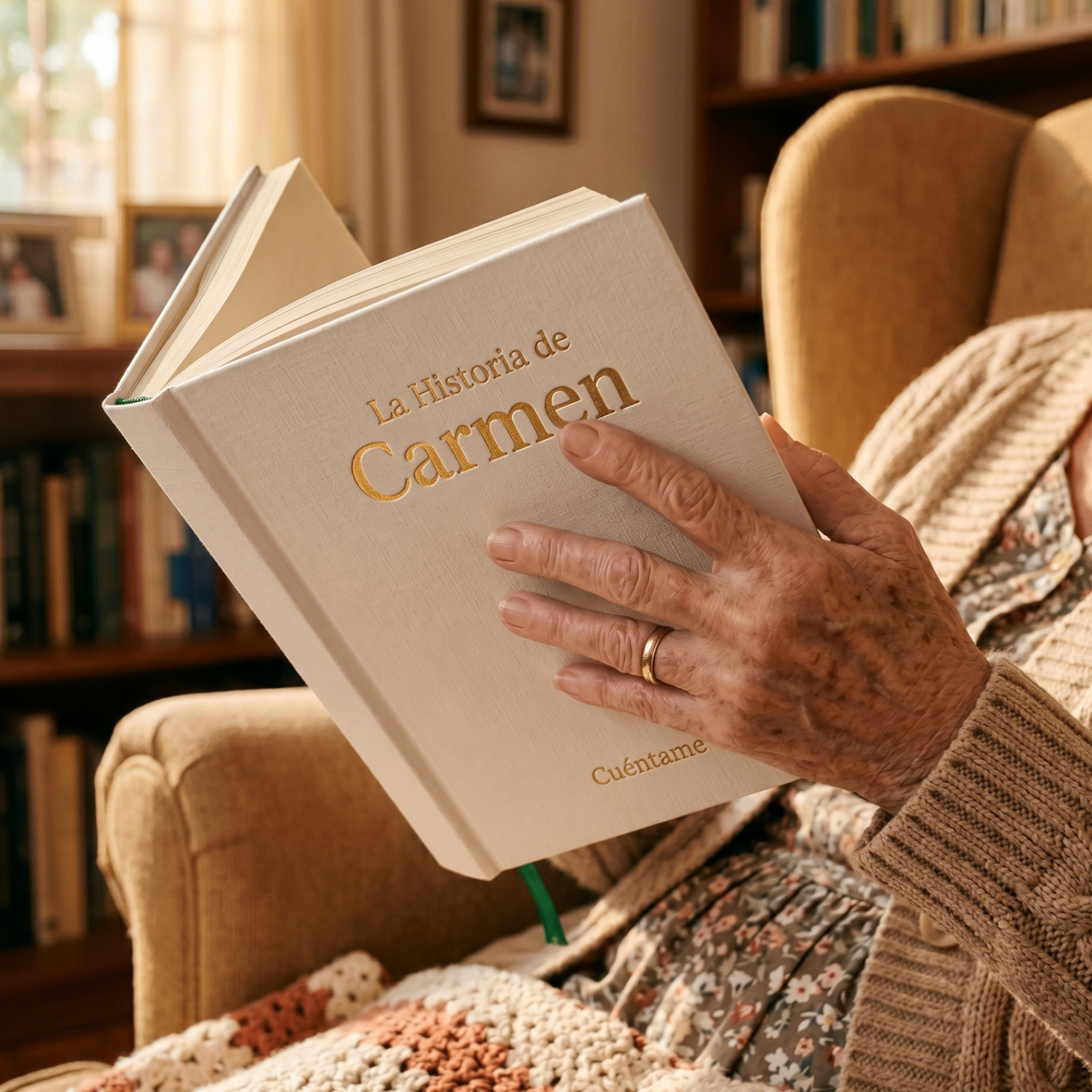 Persona mayor leyendo el libro en un sillón